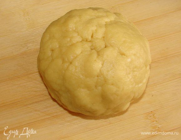 В муку добавить 1/2 ч. л. соли, яйцо. Затем размягченное масло и хорошо замесить, затем убрать в пакет или пленку и поставить в холодильник на 30 мин.