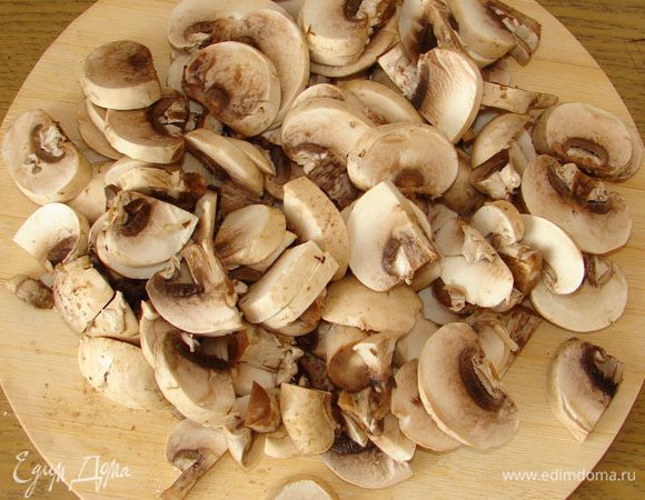 Грибы порезать не сильно мелко.