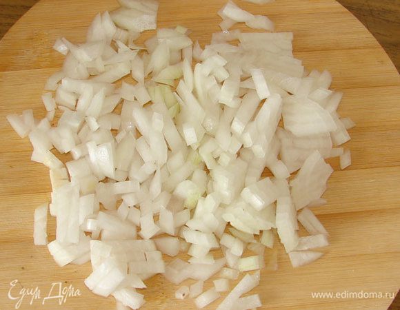 Лук мелко покрошить.