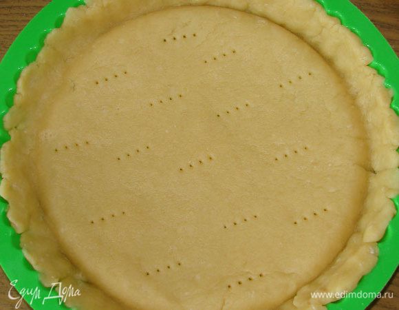 Форму для выпечки пирога смазать маслом, равномерно распределить тесто.