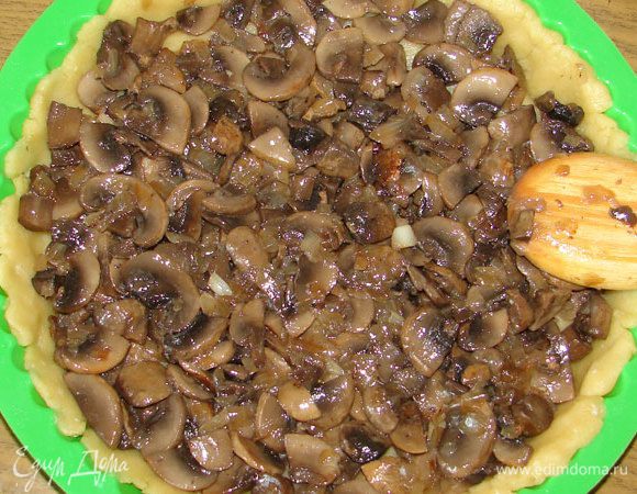 Выложить грибы с луком.