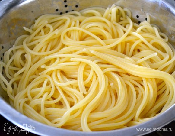 Поставить закипать воду для спагетти. Как только вода закипит, посолить и положить наши спагетти (желательно наиболее тонкие). Отварить согласно указаниям на упаковке. Сохранить полстакана жидкости, где варилась паста, остальную воду слить, спагетти вернуть в кастрюлю и слегка сбрызнуть оливковым маслом, чтобы они не слиплись. 