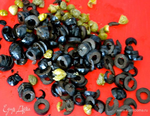 Оливки нарезать кольцами, а каперсы слегка порубить. В принципе, можно всего этого не делать, если после Вы измельчите весь соус в блендере до однородного состояния... Но я предпочитаю не делать этого, а потому изначально нарезаю достаточно мелко все составляющие соуса.  