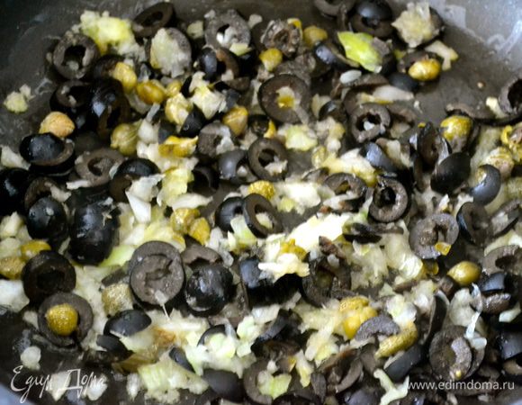 Добавить к луку оливки с каперсами, перемешать и обжаривать 3 минуты. 