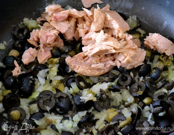 Выложить в соус тунца (жидкость предварительно слить). 