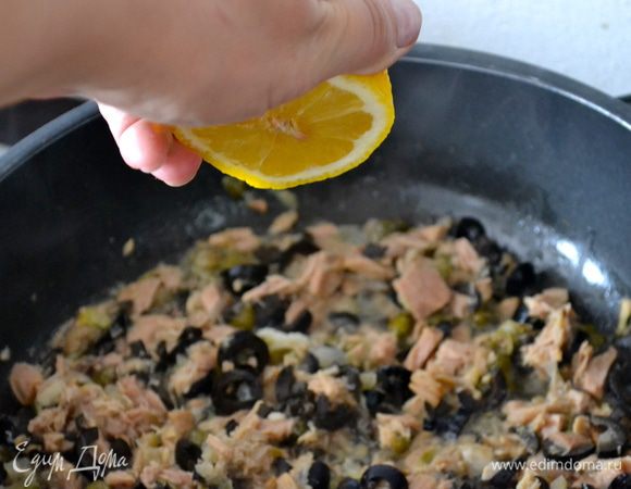 Как следует перемешать, немного посолить и добавить несколько капель лимонного сока.