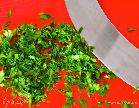Петрушку порубить и добавить к соусу...