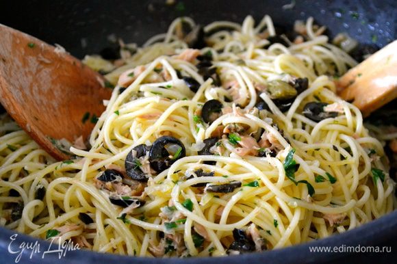 Выложить в сковороду с соусом готовые спагетти, как следует перемешать. При необходимости добавить немного жидкости от варки спагетти... Если спагетти покажутся Вам слишком сухими.