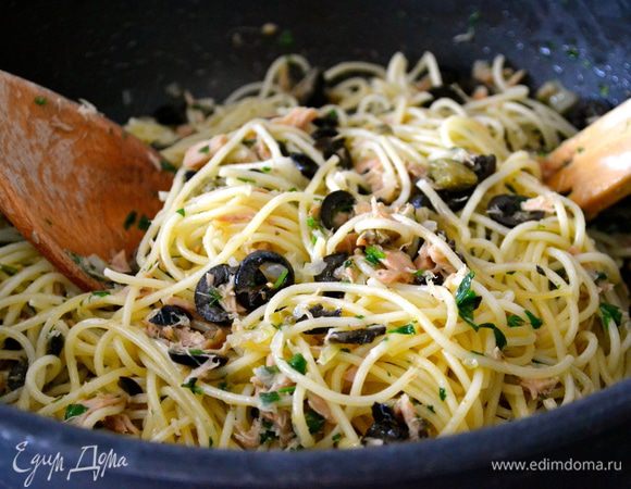 Выложить в сковороду с соусом готовые спагетти, как следует перемешать. При необходимости добавить немного жидкости от варки спагетти... Если спагетти покажутся Вам слишком сухими. 