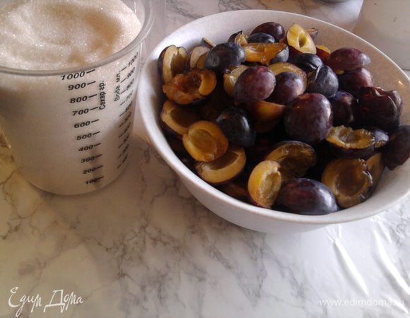 Промойте сливы, разрежьте пополам, удалите косточки. Сварите сироп, положите в него сливы и оставьте на 3 часа настаиваться. Через 3 часа доведите сливы до кипения на маленьком огне и проварите 10 минут. После опять оставьте еще на 3 часа.