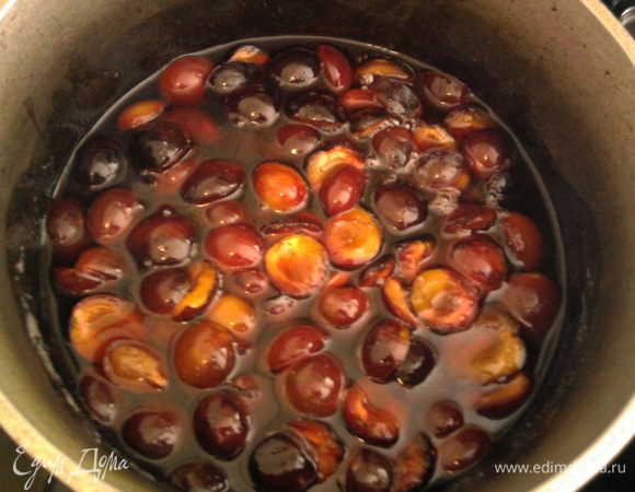 Снова доведите сливы до кипения и варите на маленьком огне 20–30 минут. Разлейте в простерилизованные банки, закройте крышками и остудите.