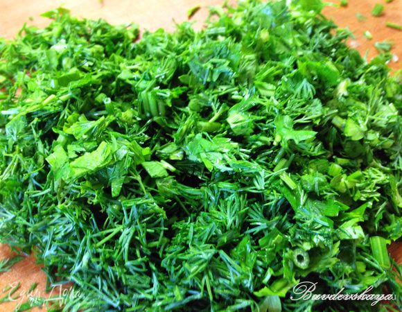Зелень вымыть, обсушить и   мелко нарезать.