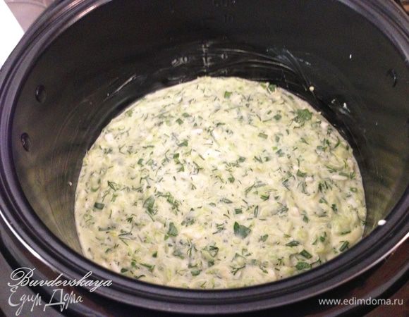 Чашу мультиварки смазать сливочным маслом. Выложить кабачковую смесь, поверхность разровнять. Готовить в режиме "выпечка" 60 минут. После приготовления вынуть чашу из мультиварки и дать постоять минут 5, после этого аккуратно переложить нашу запеканку- омлет на блюдо. ENJOY !