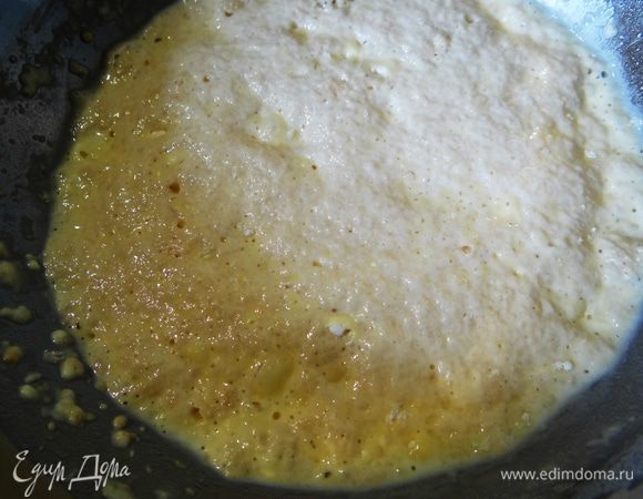 В стакане теплой воды или молока (у меня молоко) развести дрожжи. Добавить 1 ст. ложку сахара и 2 ст. ложки муки. Размешать и поставить в теплое место, чтобы дрожжи активизировались.