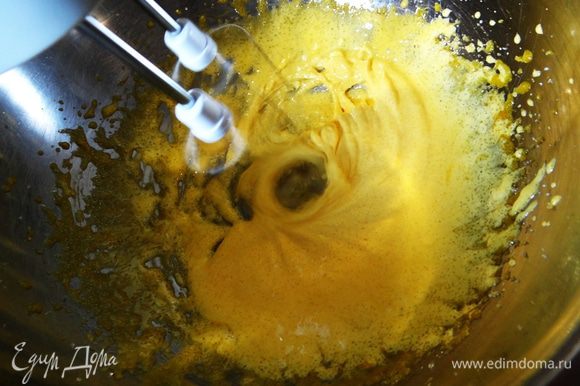 Растереть добела желтки с 2 ст. ложками сахара.
