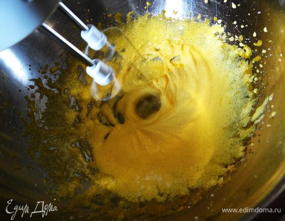 Растереть добела желтки с 2 ст. ложками сахара. 