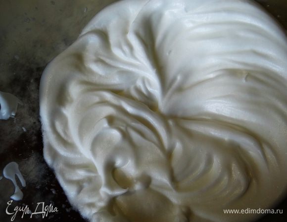 Взбить в крепкую пену белки с солью. 