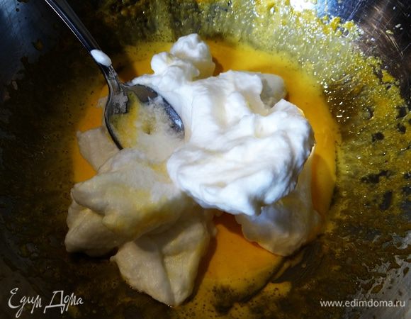 Соединить  вместе белки с желтками. 