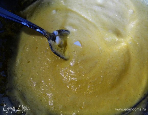 Влить масло и подошедшие дрожжи.  