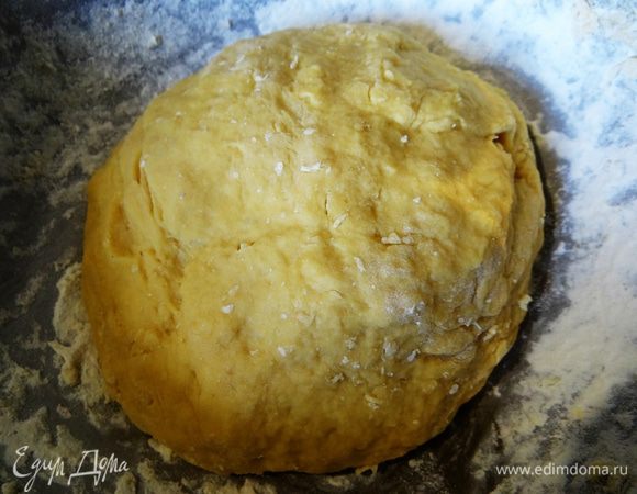 Добавить остальную муку. Вымесить мягкое тесто, оно должно чуть липнуть к рукам. Накрыть и поставить подходить в теплое место. Тесто спокойно можно поставить и забыть о нем, а когда появится свободная минутка - начинать готовить.