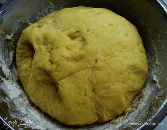 Когда Вы решите приступить, то выложите тесто на доску, посыпанную мукой, раскатайте в лепешку толщиной около сантиметра. Стаканом нарезать кружки-пончики. Оставить на полчаса для подхода.
Налить в глубокую сковороду с толстым дном растительного масла без запаха, примерно на 1-1,5 см высотой. Нагреть на среднем огне. Жарить с двух сторон до красивого зарумянивания. 
