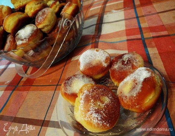 Выкладывать пончики на бумажные полотенца. Еще горячие пересыпать сахарной пудрой - она подтает и будет вообще объедение!  Быстро, вкусно, и не хлопотно! Приятного аппетита!