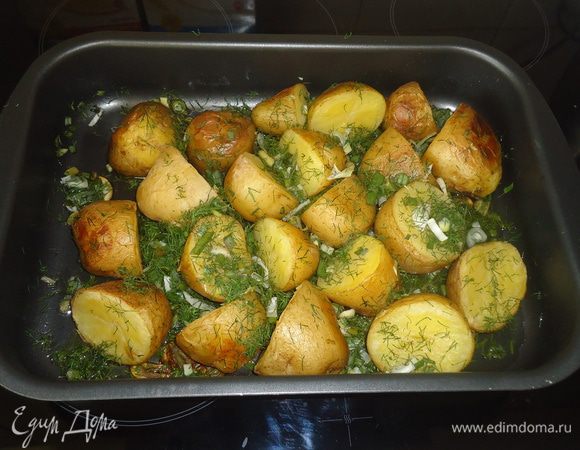 картошку помыть, если крупная, то порезать пополам и поставить вариться. когда картошка закипит, варить 10-15 минут, соль по вкусу.