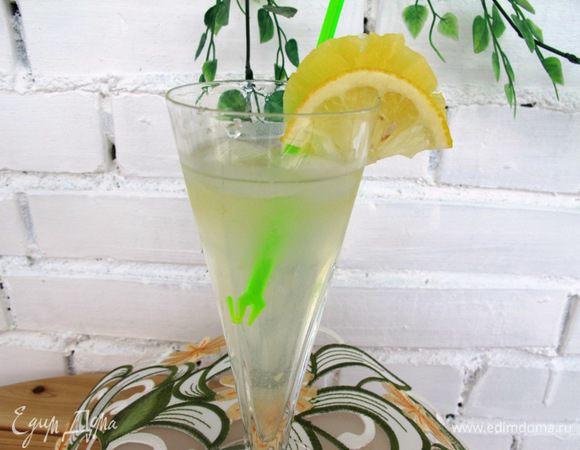 Процедить, разлить по стаканам. В стакан положить кубики замороженного ананасного сока и украсить лимоном и долькой ананаса.