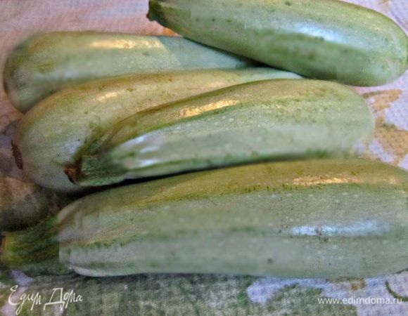 Подготовить и хорошо промыть кабачки.