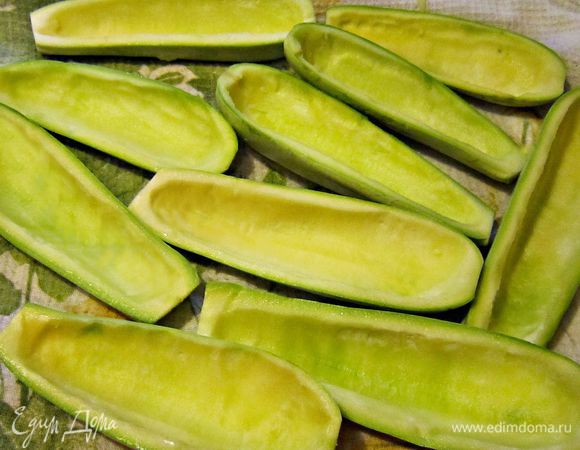 Разрезать кабачки вдоль пополам. Аккуратно с помощью ложки вынуть серединку кабачка, оставляя стенки толщиной около 5 мм. В подсоленной кипящей воде бланшировать  "лодочки" в течение 3-5 мин. Воду слить и остудить "лодочки".