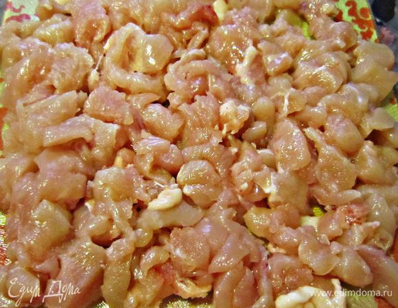 Куриную грудку промыть, обсушить и нарезать на небольшие кусочки.