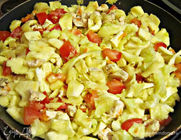 Нарезанный кабачок добавить в сковороду. Тушить под крышкой около 15 мин. до размягчения кабачков.