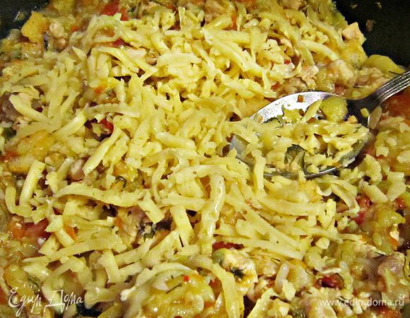 Сыр натереть на крупной тёрке. И также добавить к общей массе, перемешать.