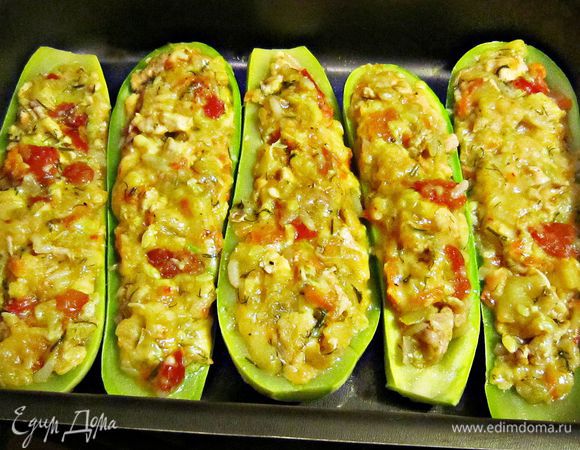Лодочки заполнить овощной массой, уложить в смазанный маслом противень и запекать при 180 гр. в течение 10-15 мин.
