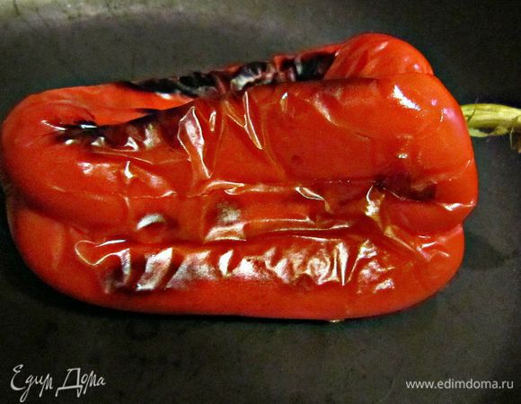 Запечь в духовке (или же в сковороде при закрытой крышке).
Дать остыть и аккуратно снять шкурку. Нарезать на кусочки.