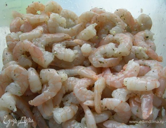 К креветкам добавляем рубленый чеснок, орегано, соль, перец и 1 ст.л. оливкового масла. Охлаждаем их 1 час.