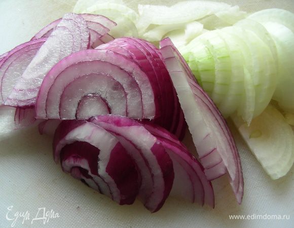 Лук режем полукольцами.