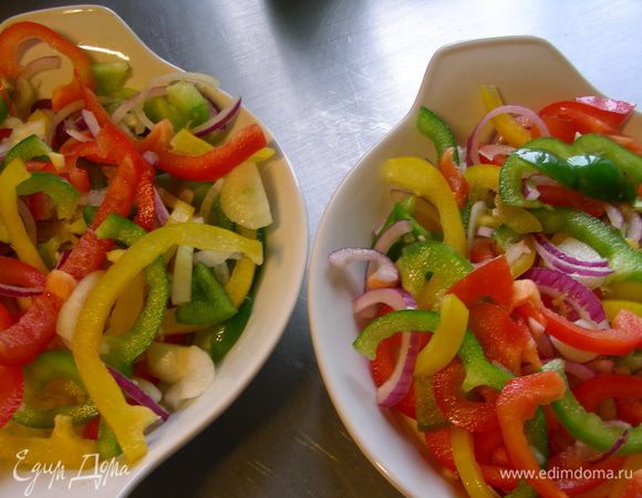 Форму (или порционные формы) для запекания смазываем маслом и выкладываем вперемешку наши овощи. Солим, перчим по вкусу. Можно еще ароматными травками посыпать (у меня майоран). Закрываем фольгой и запекаем в духовке 200 гр минут 40 до мягкости перца.
