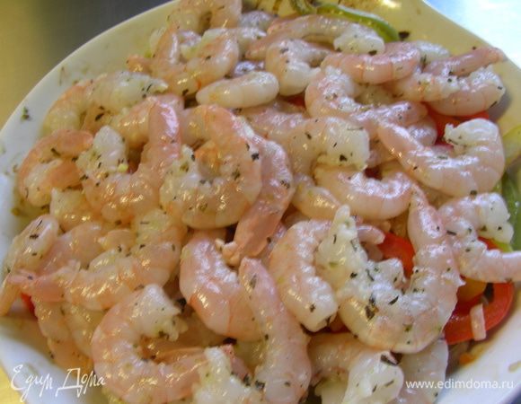 С креветками возможны 2 варианта. Я их добавила к овощам и запекала все вместе минут 15. Но я для себя сделала вывод, что в следующий раз буду их обжаривать - так они готовятся быстрее и проще определить их готовность, по крайней мере для меня. Так что можно их быстренько обжарить и выложить на овощи. И еще я решила добавить козьего сыра - покрошила его и в духовку на пару минут.
