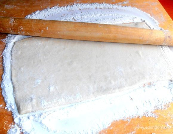 Раскатываем второй пласт размороженного готового слоёного теста,присыпав муку на доску...