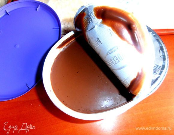 Возьмём для промазывания, например, такой крем-сыр со вкусом одной известной шоколадки... Сахар в нём уже присутствует))) Или шоколадный плавленный сырок... или пасту шоколадную... или даже варёную сгущёнку тоже не плохо!