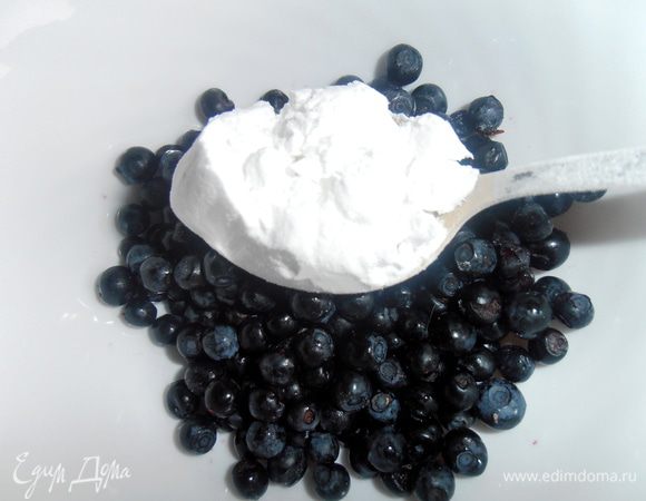 В чистую просушенную чернику добавим крахмал,чтобы наш штрудель не поплыл и не намок.