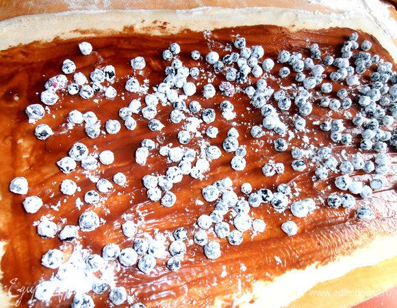 Перемешиваем и раскидываем ягодки в крахмале по всей поверхности крема... Особым сладкоежкам рекомендую посыпать сахарком на ягоды)))