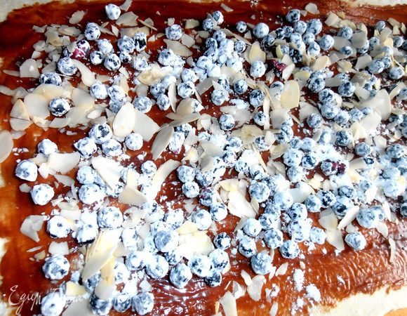 Далее присыпаем любыми мелкими орешками или вот такими лепестками из миндаля.