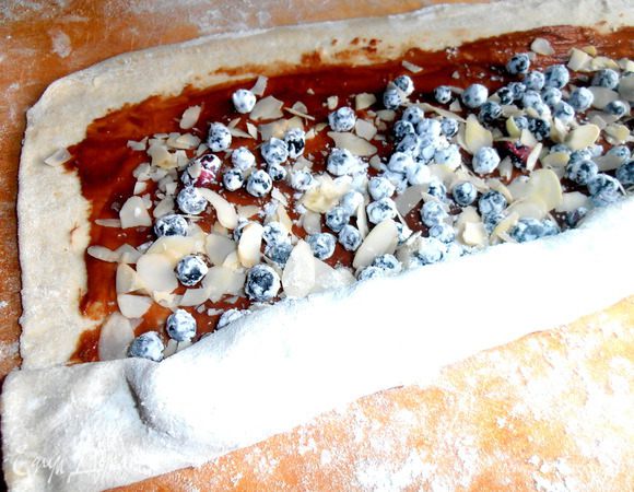 Начинаем плотно сворачивать рулетик...