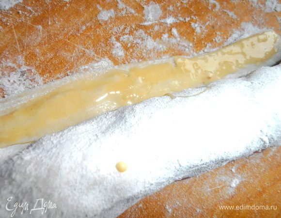И вот этой массой я смазала край рулета, чтобы снова подстраховаться от ягодного сока)))