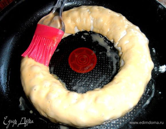 Прижимаем шов, скрепляем концы и переносим будущий штрудель в смазанную форму... Верх тоже смазываем остальным яйцом. Слегка наколоть вилкой.