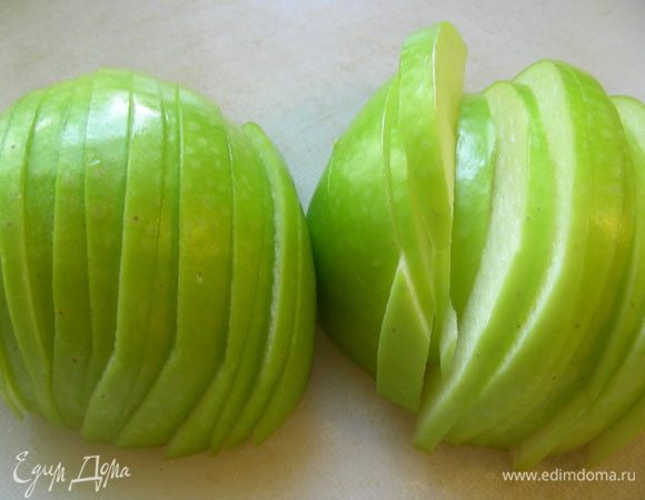 Яблоко режем тонкими дольками.
