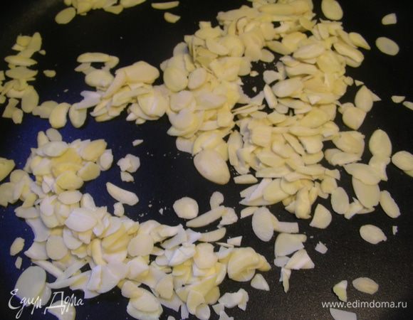 Миндальные лепестки обжариваем на сухой сковороде. 