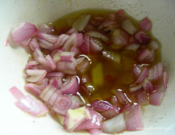 Для заправки смешиваем масло, уксус, лук, соль, перец. 
